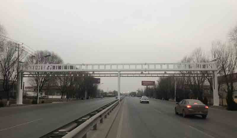塔城公路限高杆